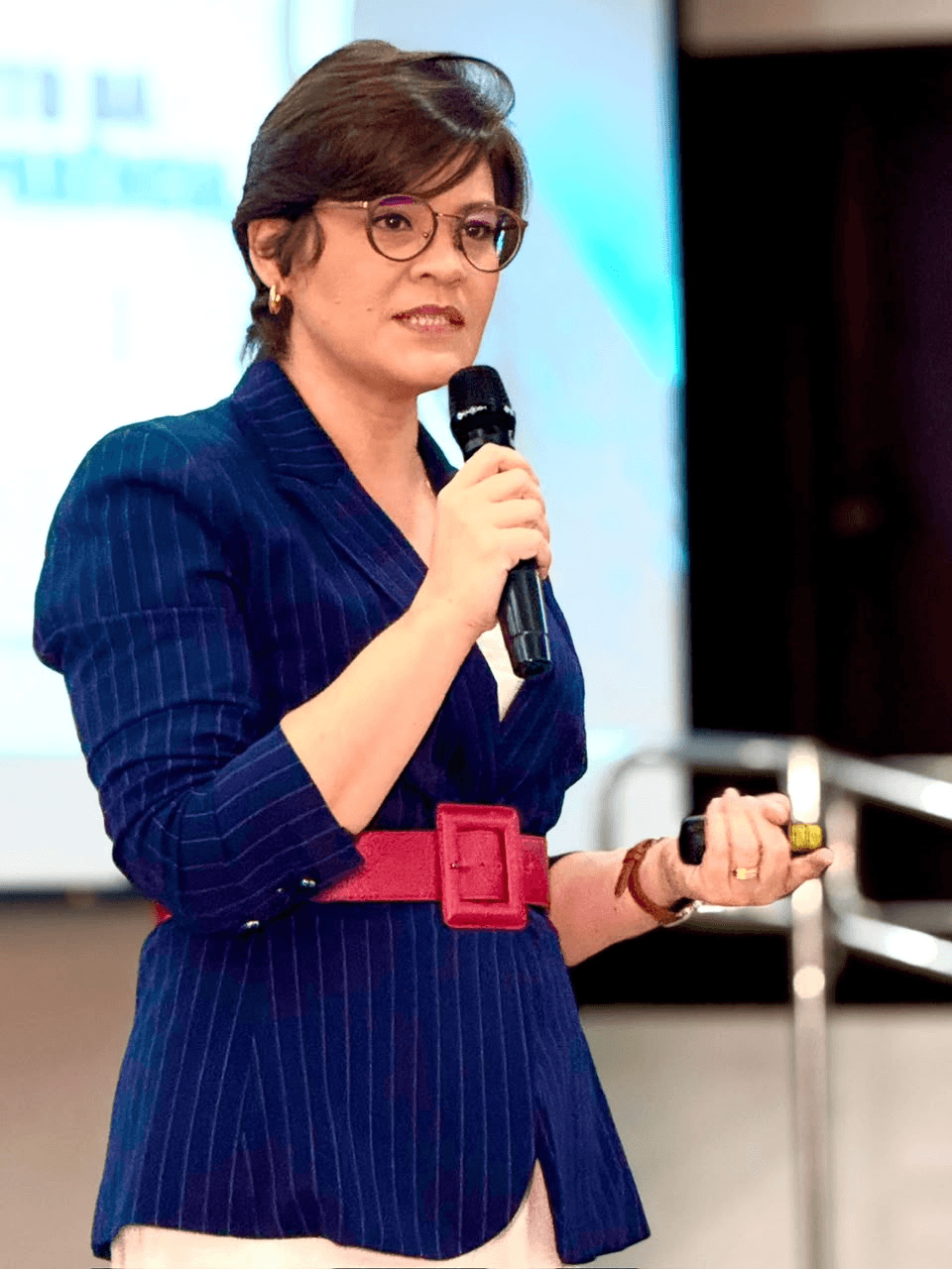 Thayana Macêdo palestrando em um evento corporativo